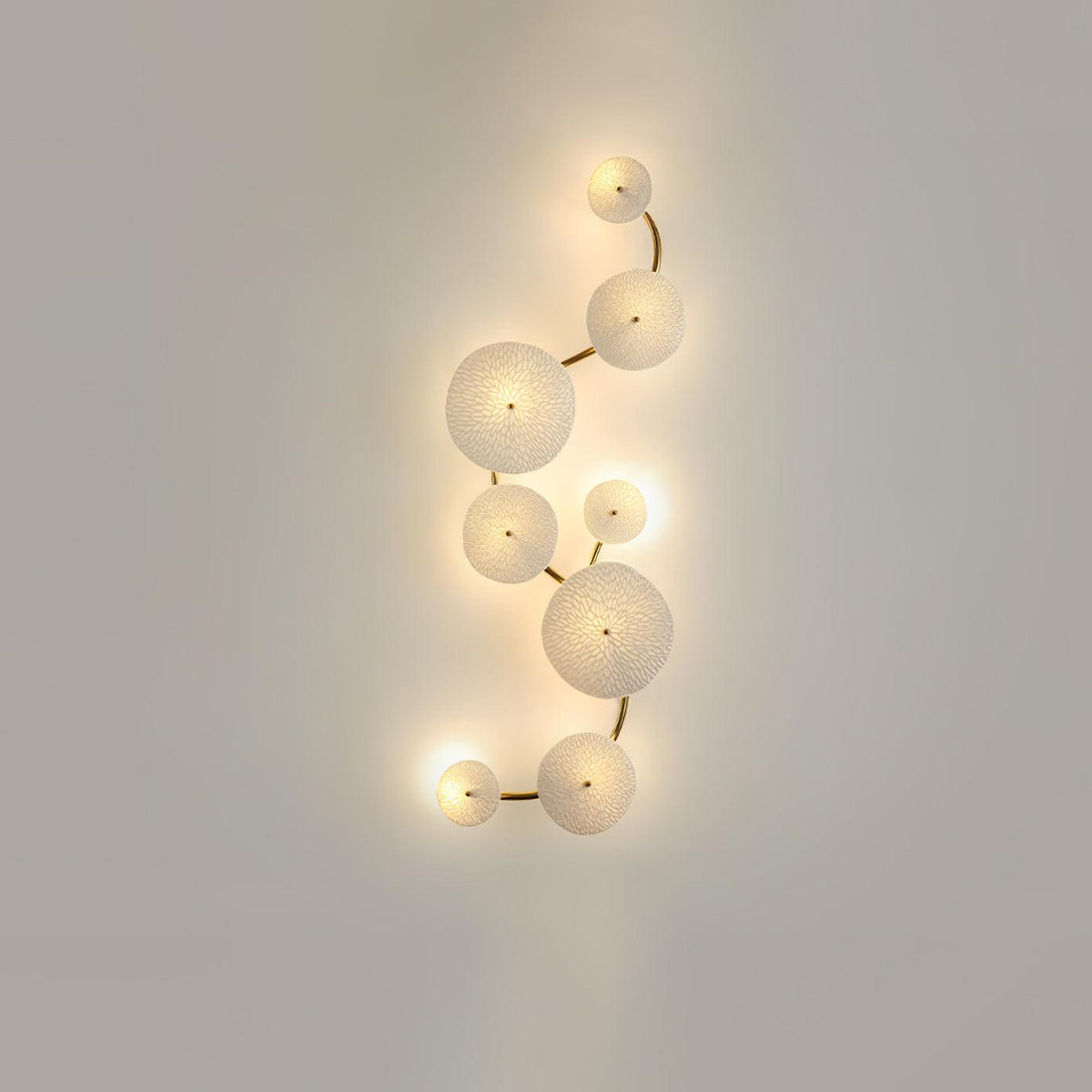 Ceramic Petal Wall Sconce – Floral LED Light with Gold Metal Accents for Hallway, Bedroom & Living Room Decor | Thomler