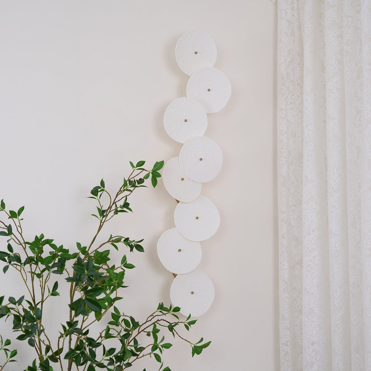 Ceramic Petal Wall Sconce – Floral LED Light with Gold Metal Accents for Hallway, Bedroom & Living Room Decor | Thomler