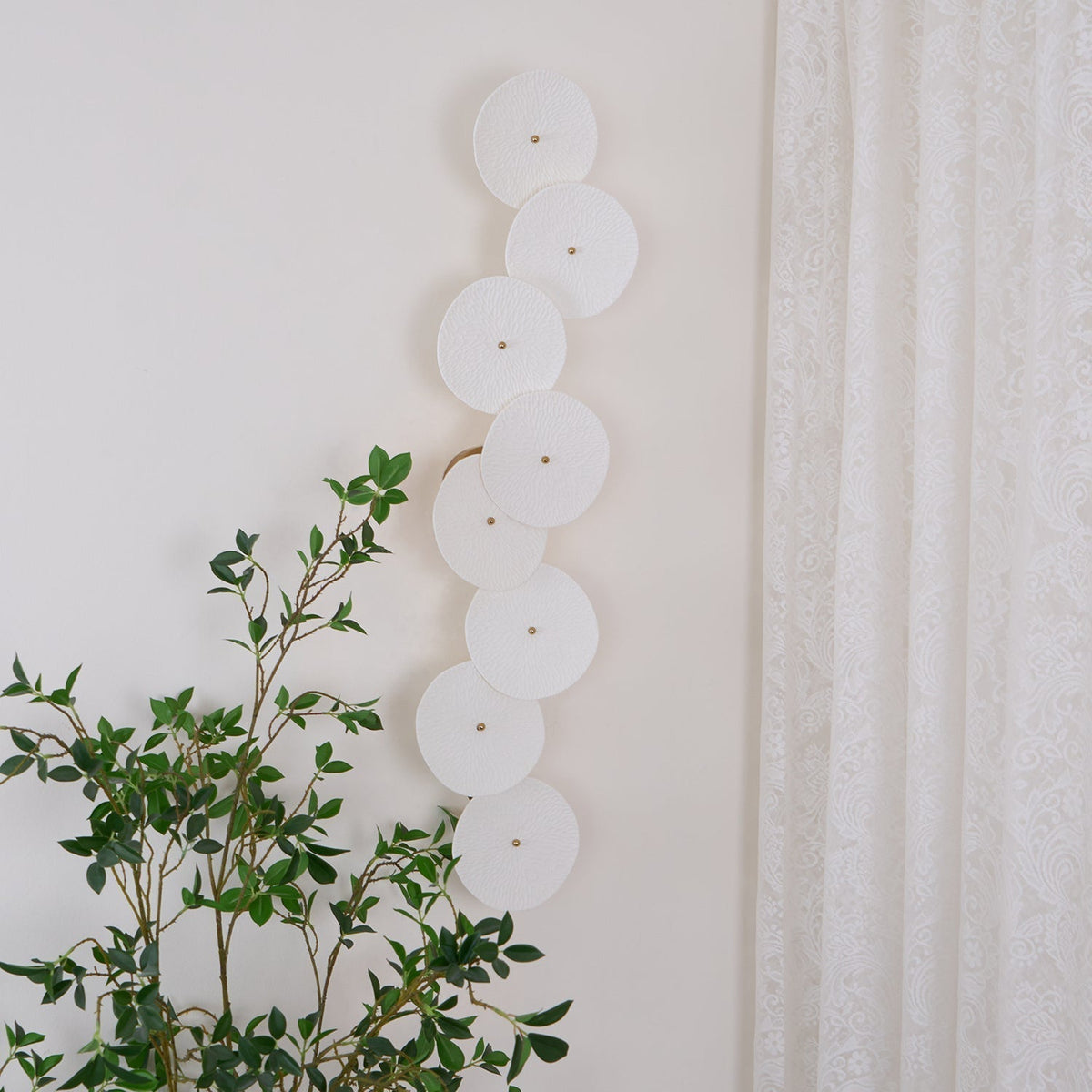 Ceramic Petal Wall Sconce – Floral LED Light with Gold Metal Accents for Hallway, Bedroom & Living Room Decor | Thomler