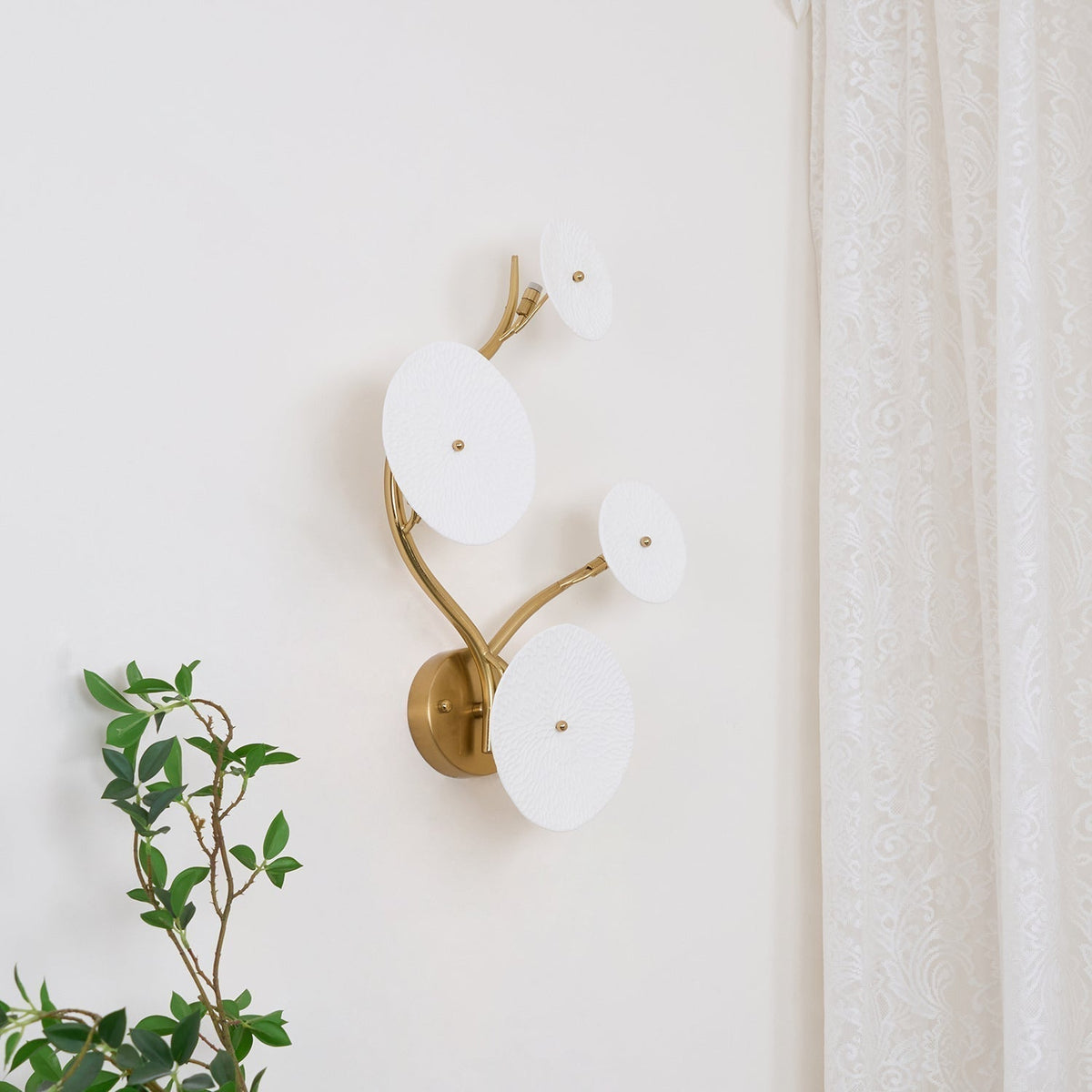 Ceramic Petal Wall Sconce – Floral LED Light with Gold Metal Accents for Hallway, Bedroom & Living Room Decor | Thomler