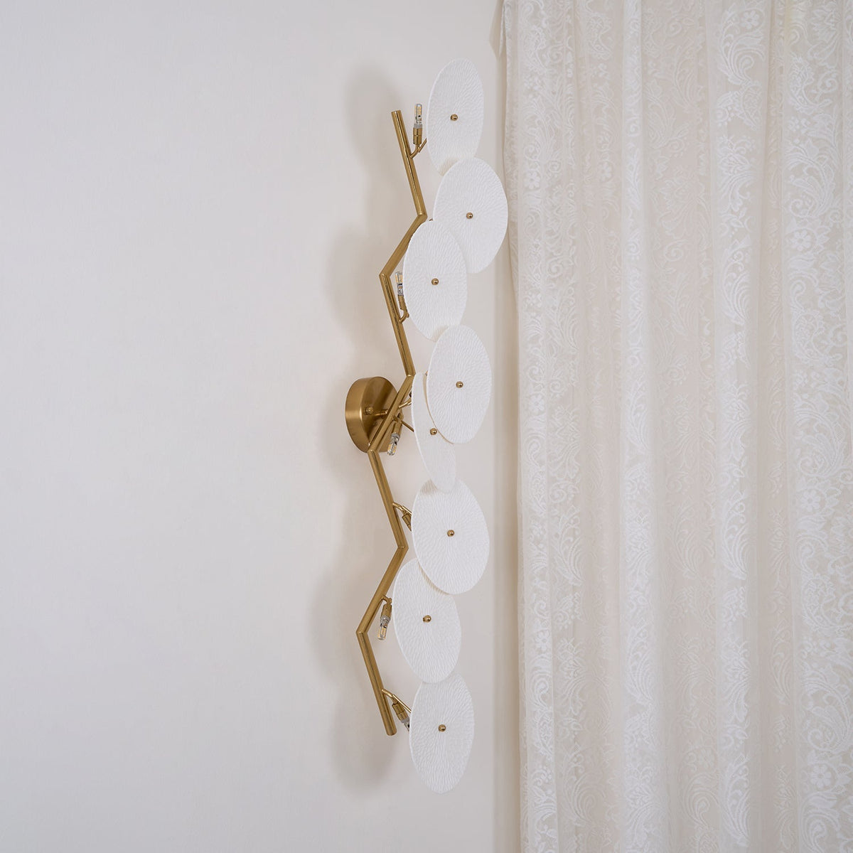 Ceramic Petal Wall Sconce – Floral LED Light with Gold Metal Accents for Hallway, Bedroom & Living Room Decor | Thomler