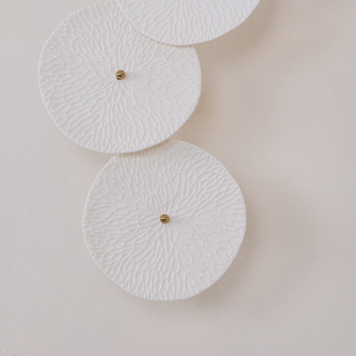 Ceramic Petal Wall Sconce – Floral LED Light with Gold Metal Accents for Hallway, Bedroom & Living Room Decor | Thomler