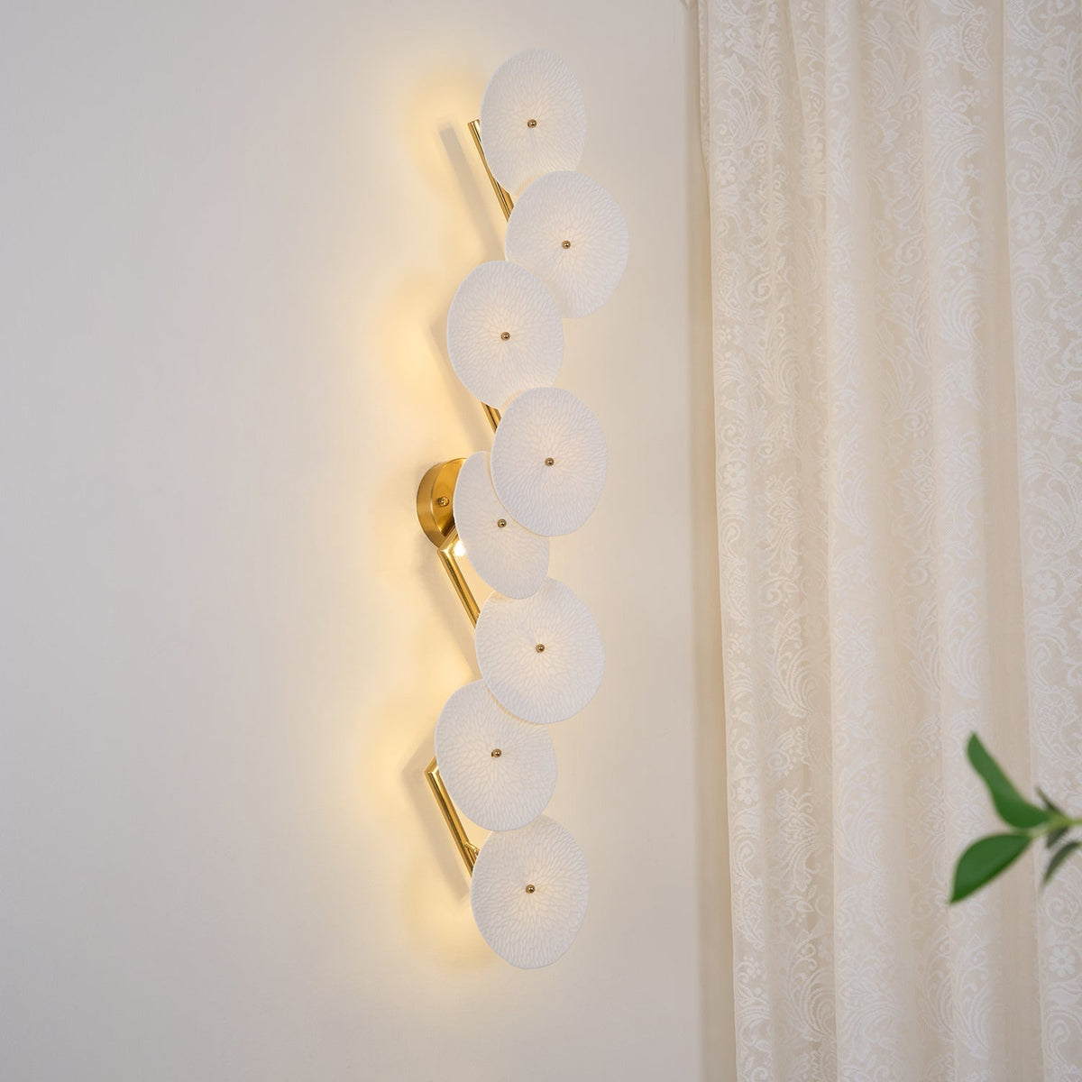Ceramic Petal Wall Sconce – Floral LED Light with Gold Metal Accents for Hallway, Bedroom & Living Room Decor | Thomler