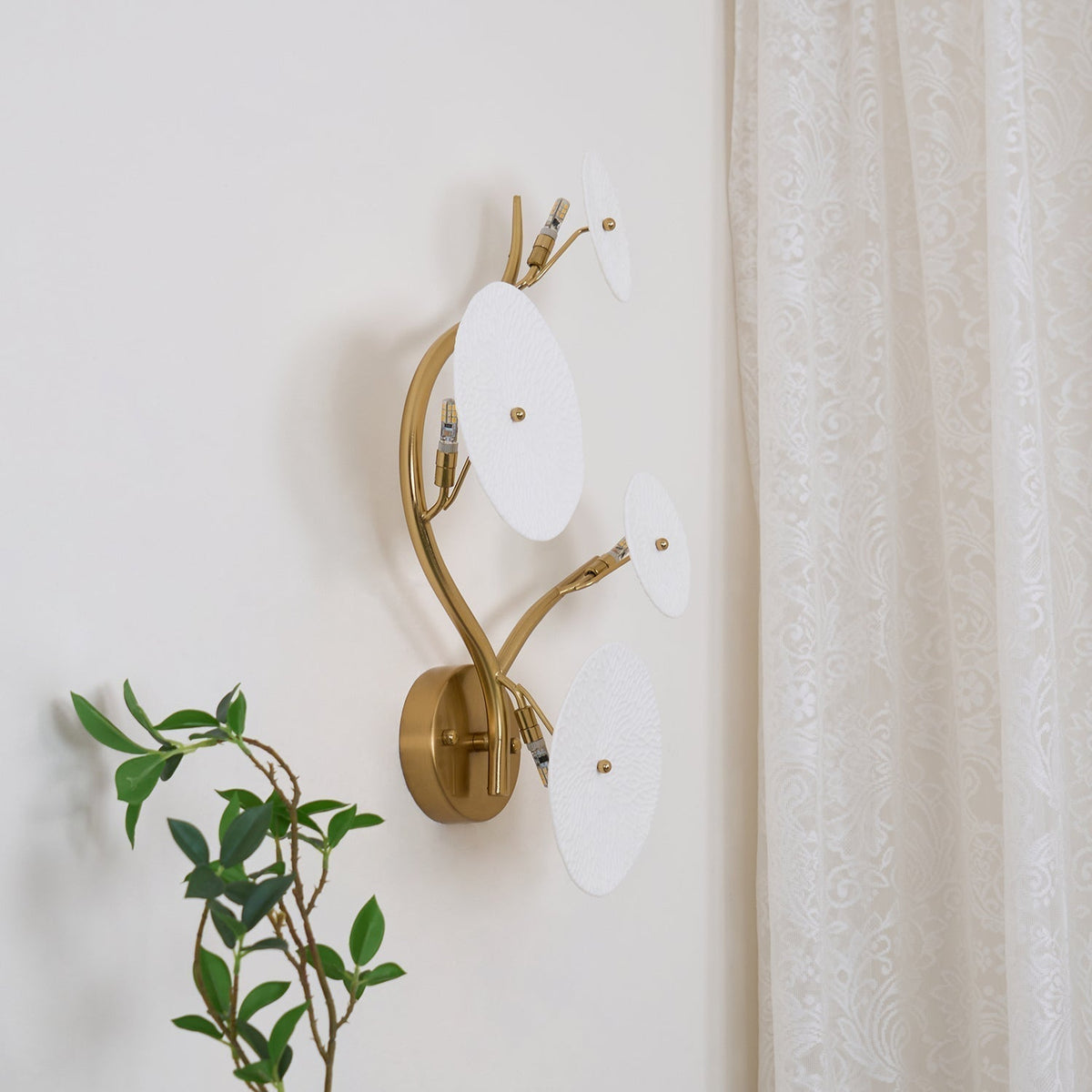 Ceramic Petal Wall Sconce – Floral LED Light with Gold Metal Accents for Hallway, Bedroom & Living Room Decor | Thomler