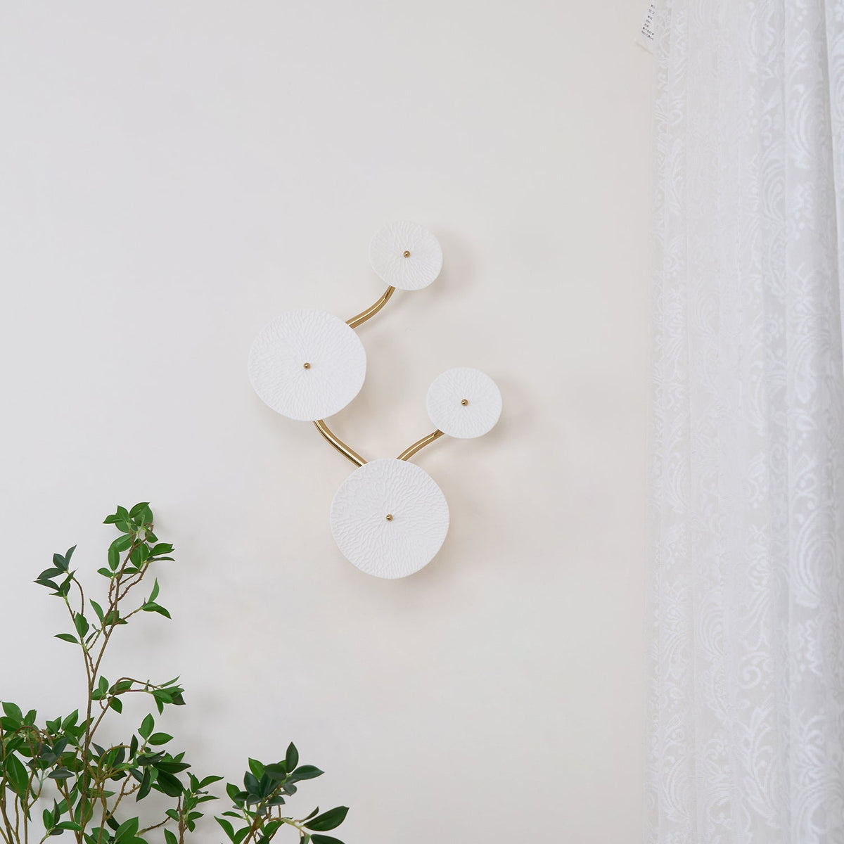 Ceramic Petal Wall Sconce – Floral LED Light with Gold Metal Accents for Hallway, Bedroom & Living Room Decor | Thomler