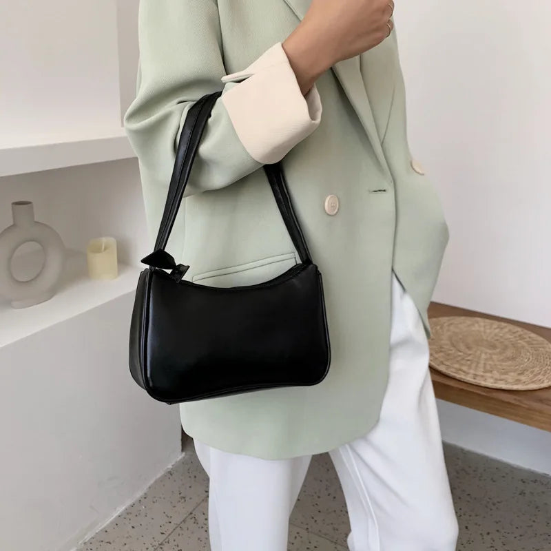 Structured Baguette Shoulder Bag – Compact Vegan Leather Crossbody with Secure Zip Closure | Thomler