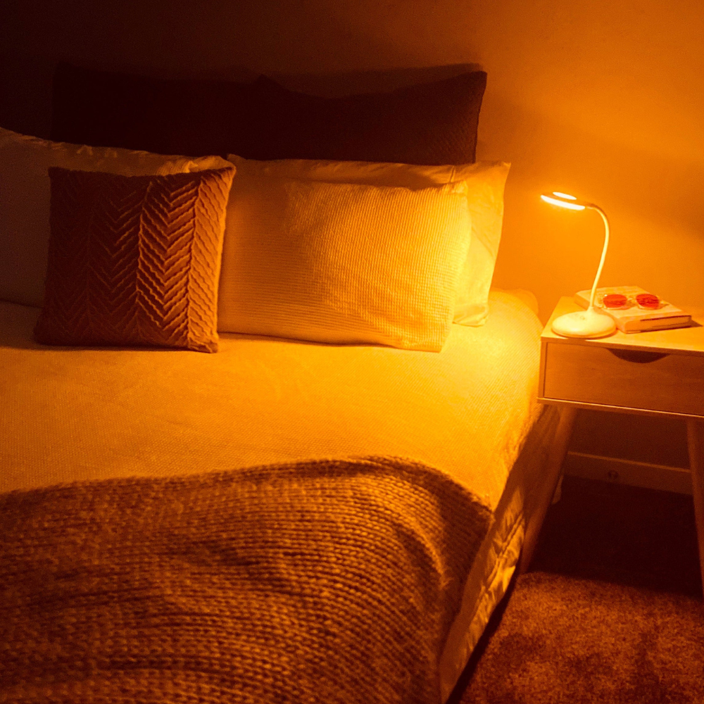 Rechargeable Amber Reading Light with Flexible Gooseneck | Blue-Free LED Desk & Bedside Lamp for Sleep Support | 3 Brightness Settings | Thomler