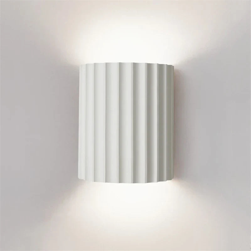 Textured Resin Wall Sconce with Upward & Downward Glow – Modern Ribbed Design for Bedroom, Living Room, Hallway – E27 Socket | Thomler
