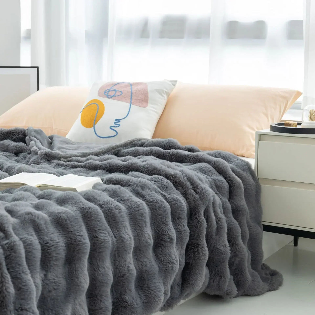 Faux Fur Reversible Throw Blanket for Sofa, Bed & Couch – Double-Sided Luxury Fleece Winter Throw in Gray, Beige & Pink, Machine Washable | Thomler