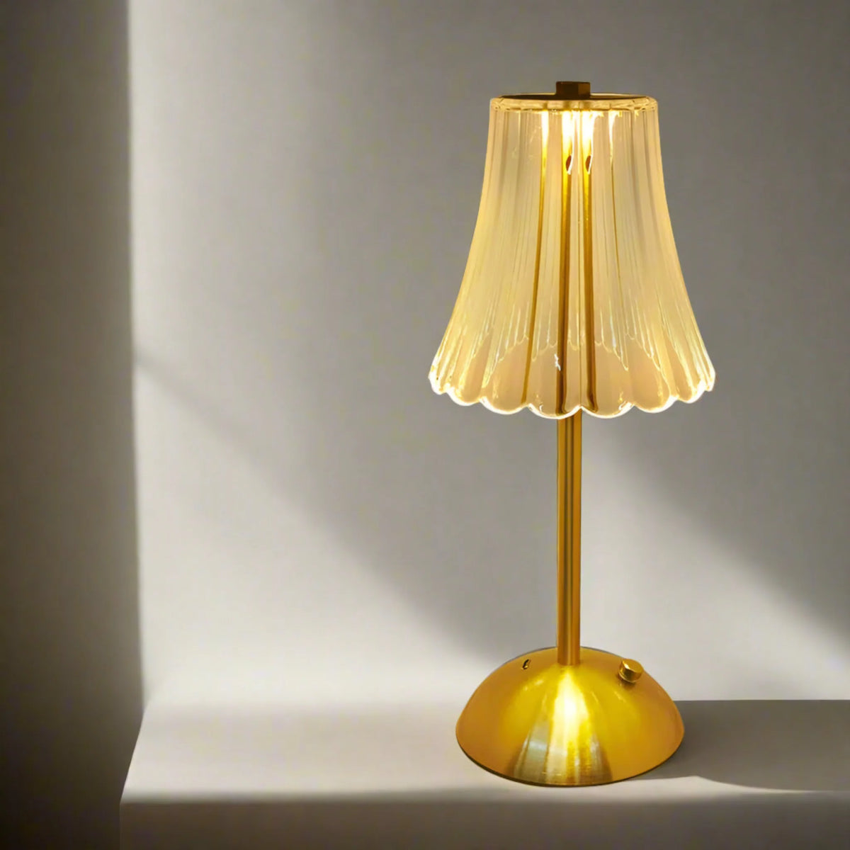 Battery-Powered Acrylic Desk Light with Touch Dimmer – Crystal-Style Accent Lamp | Thomler