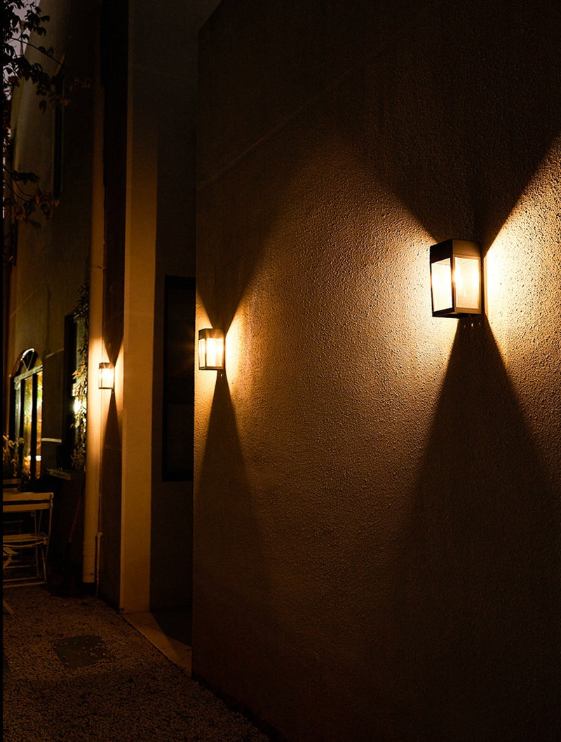 Solar Fence Light with Dusk-to-Dawn Sensor for Outdoor Pathways | Thomler