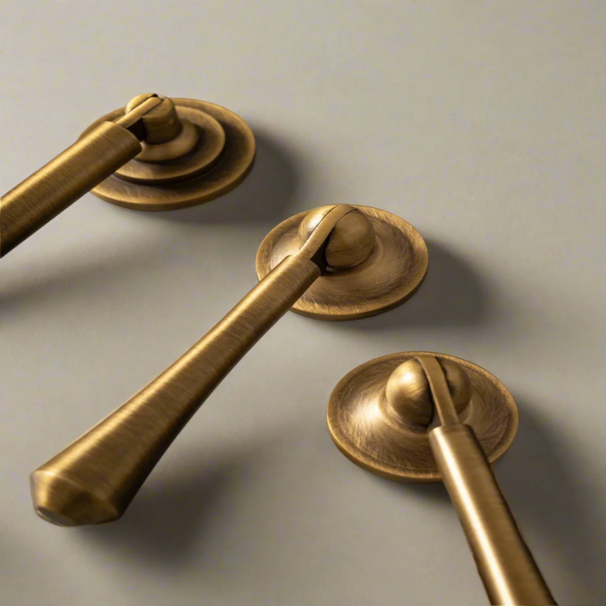 Vintage Teardrop Cabinet Pull – Antique Brass Finish for Drawers, Dressers & Cabinets | Thomler