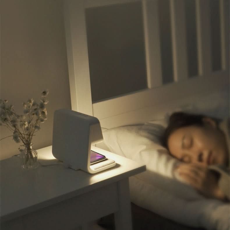 Nachttischlampe mit kabelloser Ladestation und Wecker