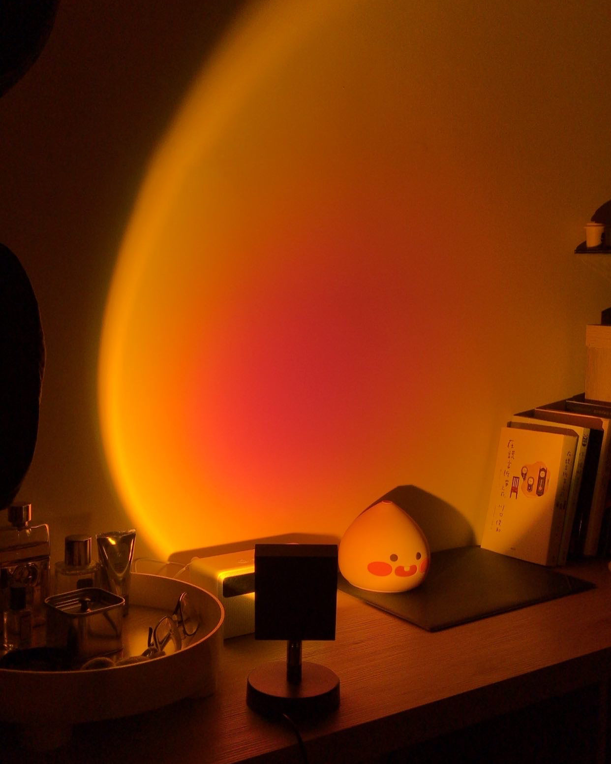 Color Projector Aluminum 4.7 in x 7.8 in Black Indoor Sunset Red Lighting | Thomler