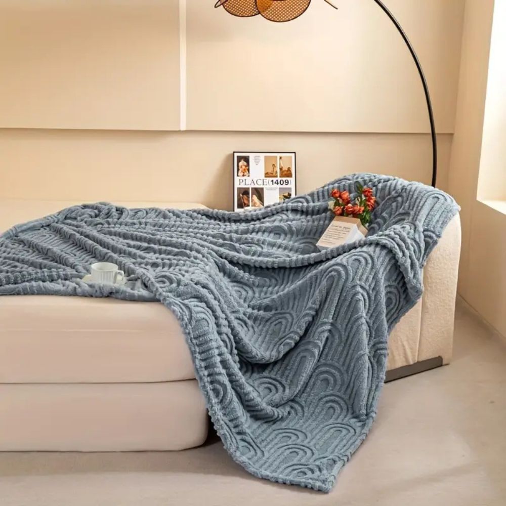 Textured Throw Blanket with Curved Relief Design – Soft Microfiber for Couch & Bed | Thomler