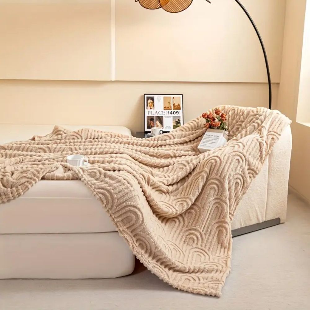 Textured Throw Blanket with Curved Relief Design – Soft Microfiber for Couch & Bed | Thomler