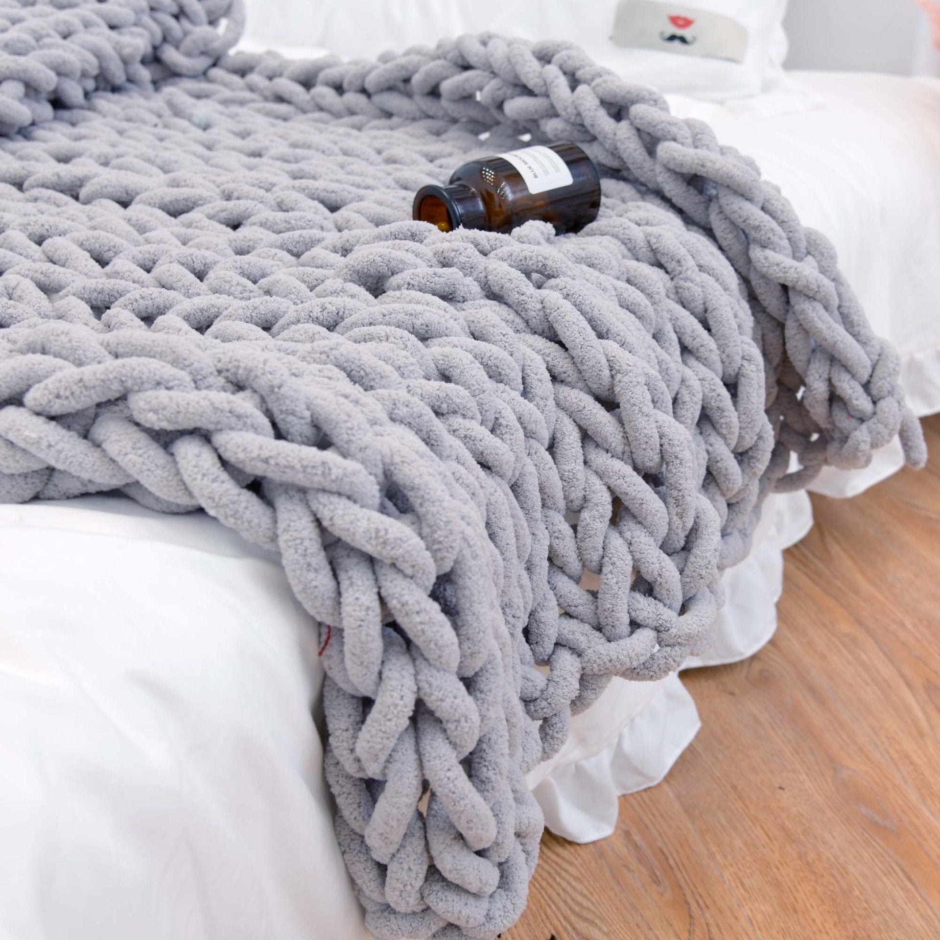 Heavy Cable-Knit Throw Blanket in Soft Chenille Yarn for Sofa, Bed & Living Room – Plush Oversized Knitted Accent Throw | Thomler
