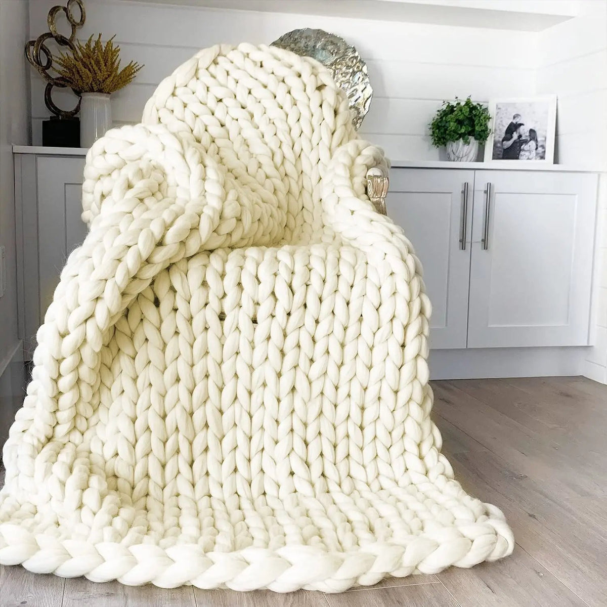 Chunky Knit Throw Blanket – Soft Acrylic Cable Weave for Couch, Bed & Home Decor – Machine Washable Texture Accent | Thomler