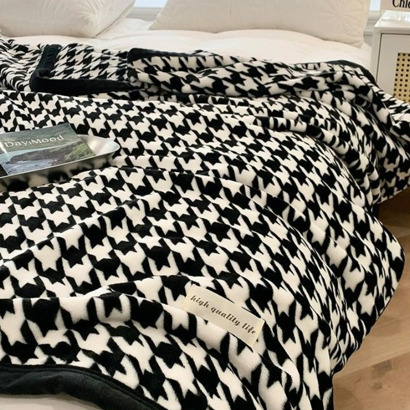 Checkered Coral Fleece Throw Blanket – Soft Warm Accent for Couch & Bed – Timeless Plaid Design | Thomler