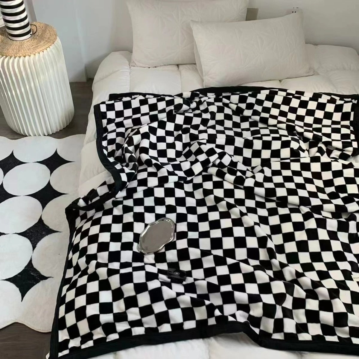 Checkered Coral Fleece Throw Blanket – Soft Warm Accent for Couch & Bed – Timeless Plaid Design | Thomler