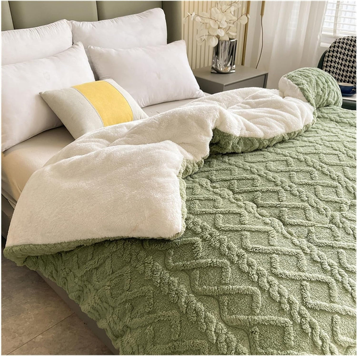 Reversible Quilted Sherpa Throw – Dual-Sided Fleece Blanket with Geometric Design for Couch, Bed & Living Room | Thomler
