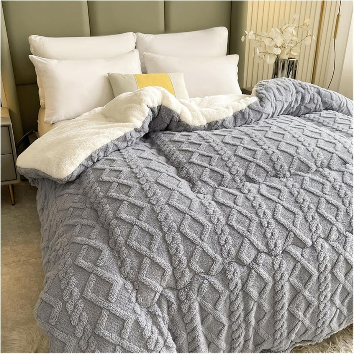 Reversible Quilted Sherpa Throw – Dual-Sided Fleece Blanket with Geometric Design for Couch, Bed & Living Room | Thomler