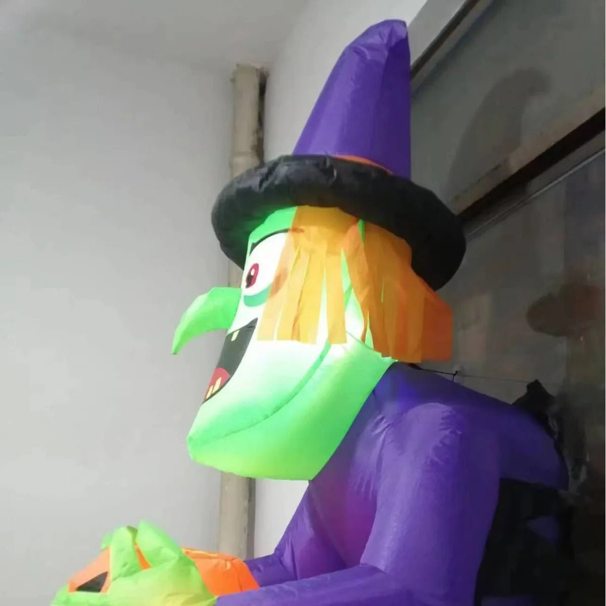 Animated Window Sorceress – Glowing Blow-Up Decoration with Fan & Suction Mount | Thomler