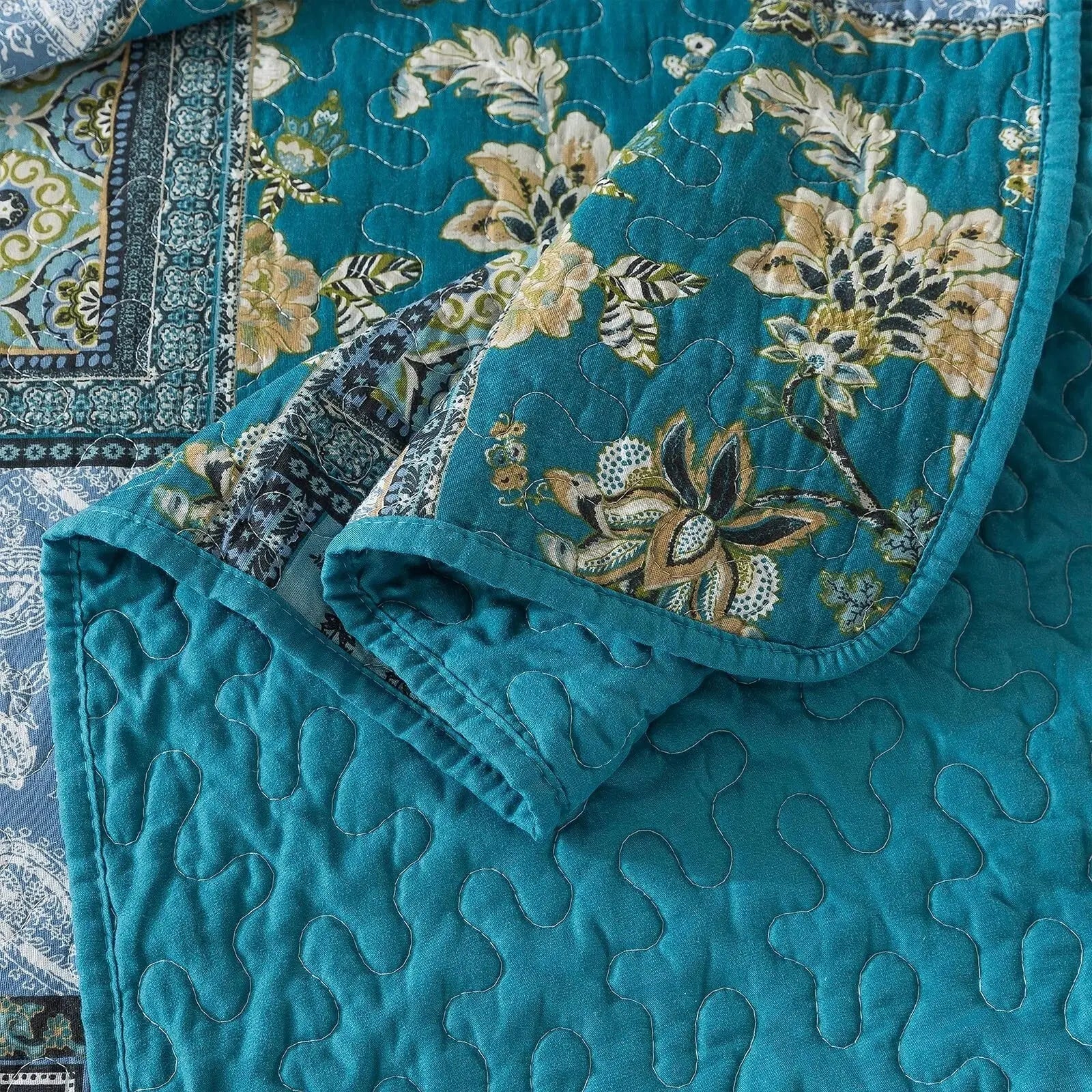Reversible Floral Patchwork Quilt Set with Shams – Blue & White Quilted Bedspread – Queen & King – Lightweight All-Season Coverlet | Thomler