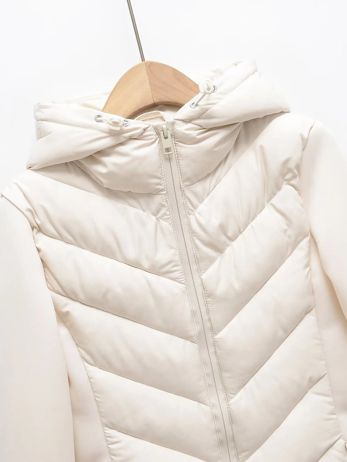 Women's Hooded Quilted Puffer Coat with Concealed Pockets – Slim Fit Outerwear for Cold Weather | Thomler