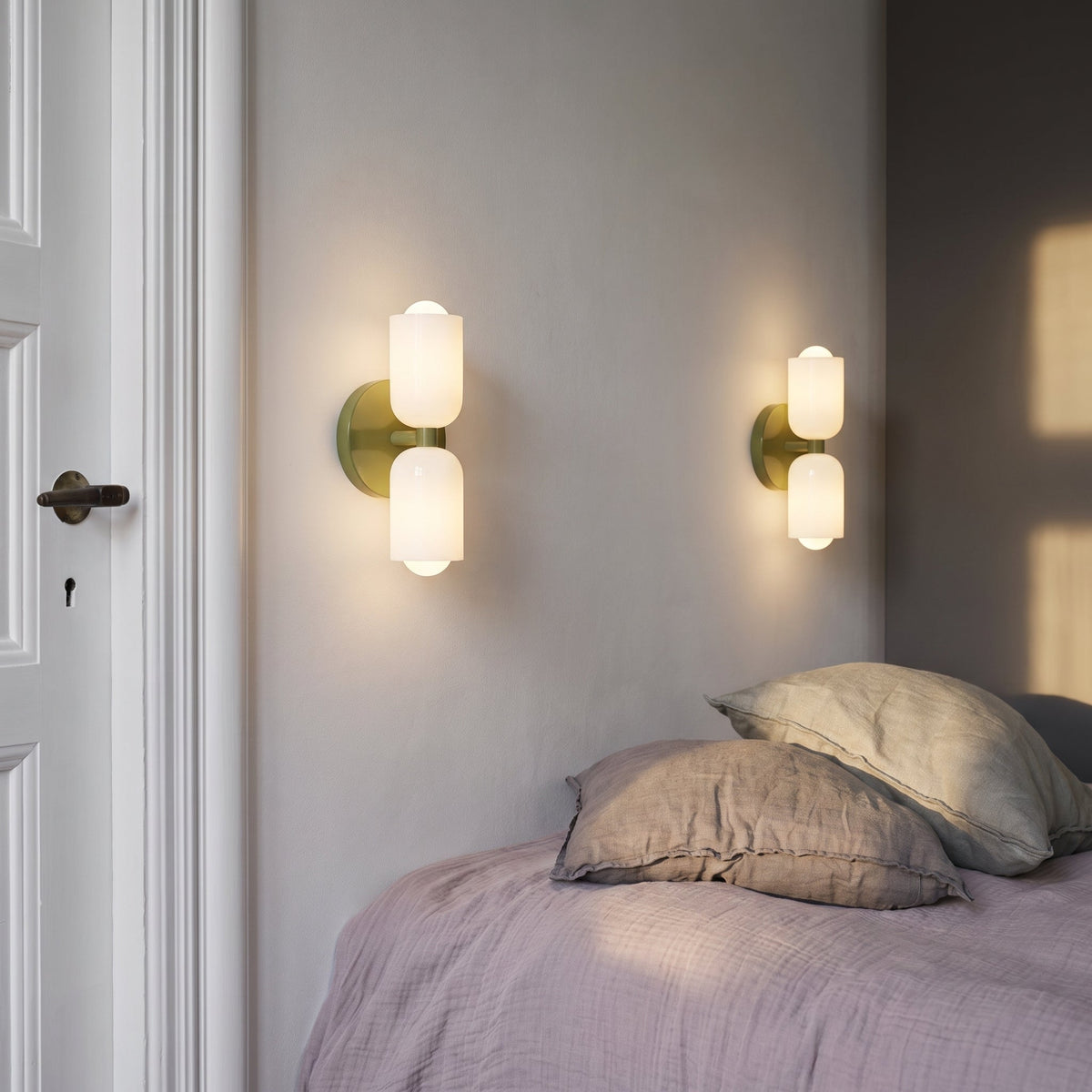 Dual-Direction Wall Sconce with Matte Finish for Modern Interiors – E27 LED Compatible, Up & Down Light | Thomler