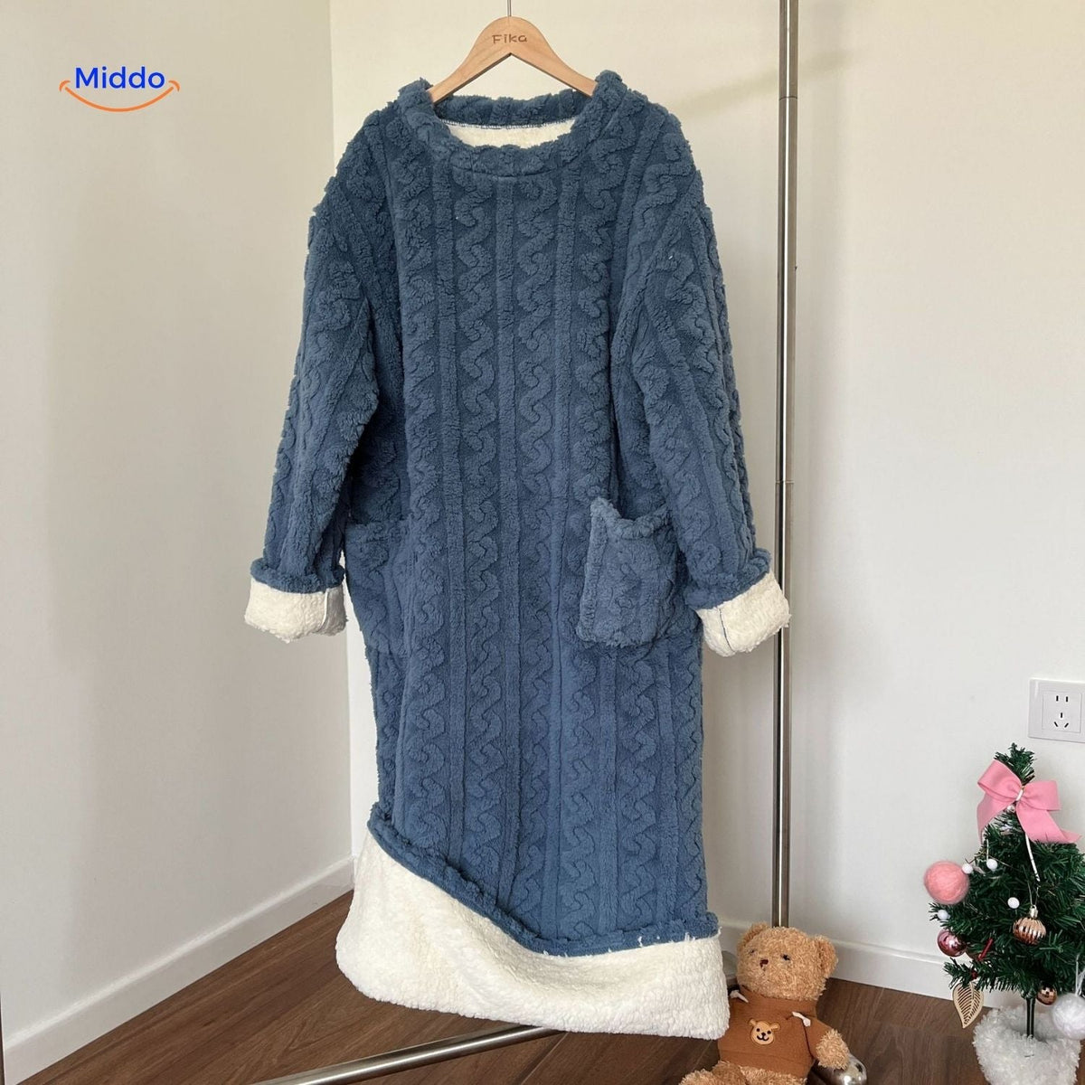 Floor-Length Fleece Wearable Blanket with Pockets – Cozy Indoor Loungewear | Thomler