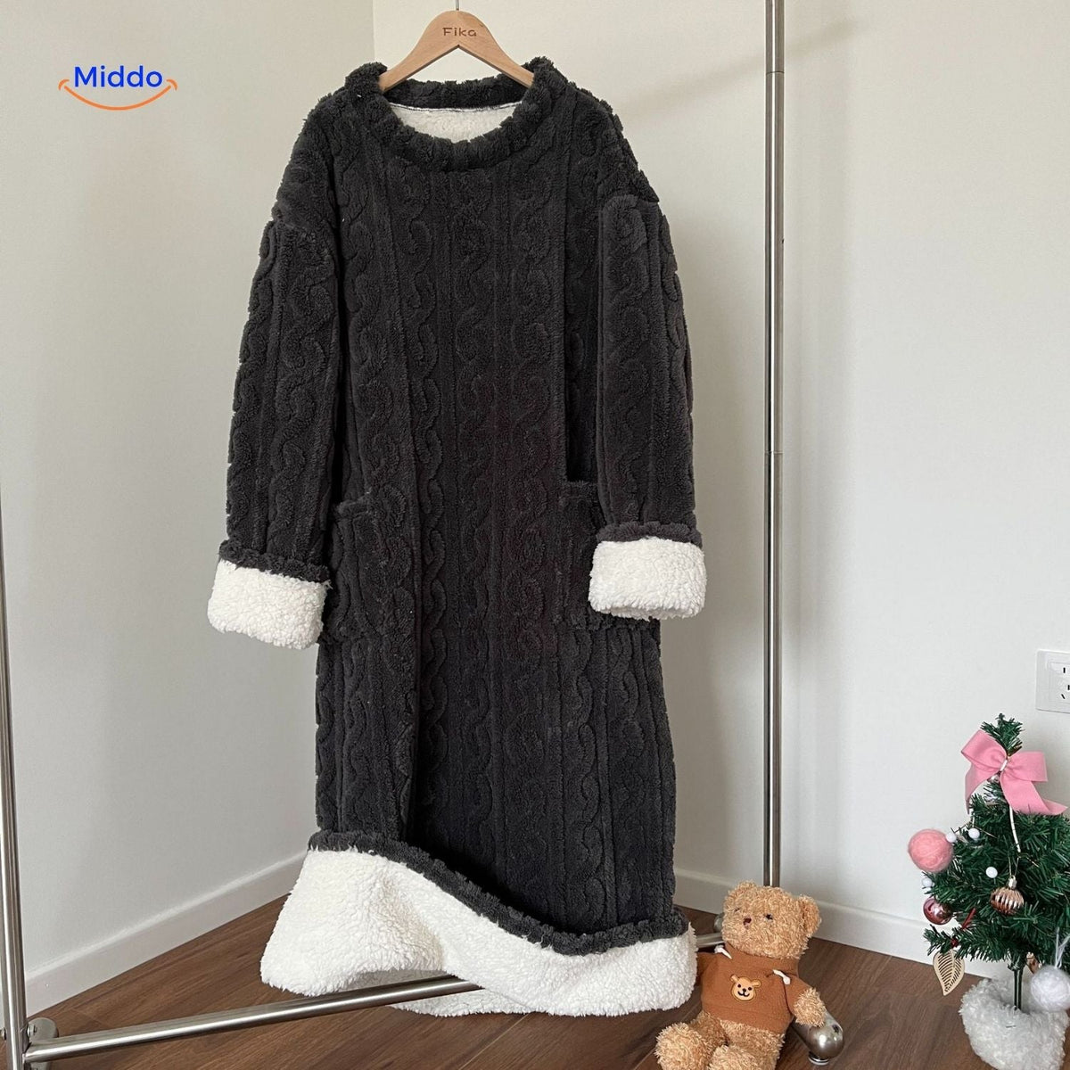 Floor-Length Fleece Wearable Blanket with Pockets – Cozy Indoor Loungewear | Thomler
