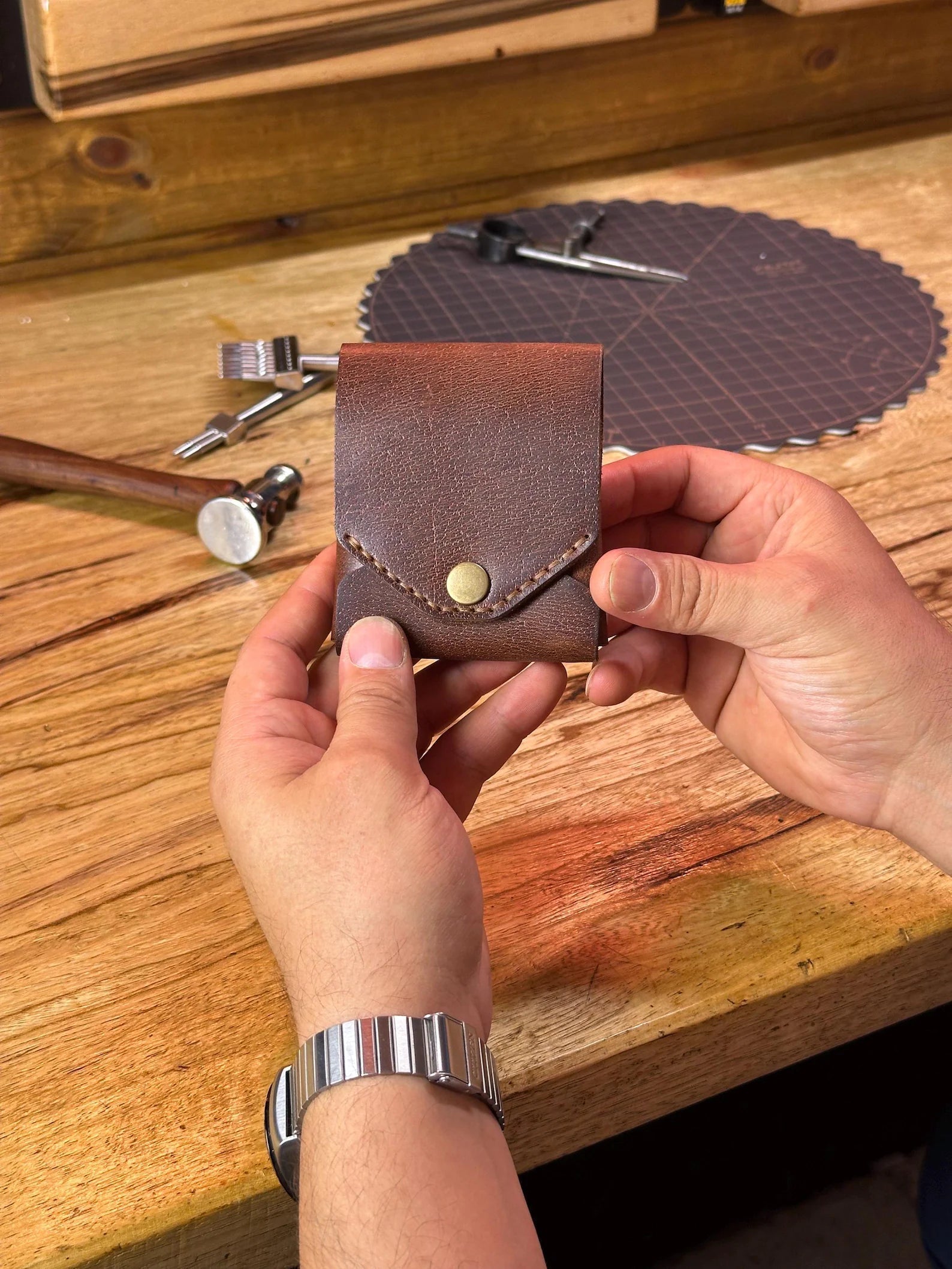 Slim Bifold Leather Wallet with Built-In Pen Holder – Vegetable-Tanned Cowhide Card Case for Men & Women | Thomler