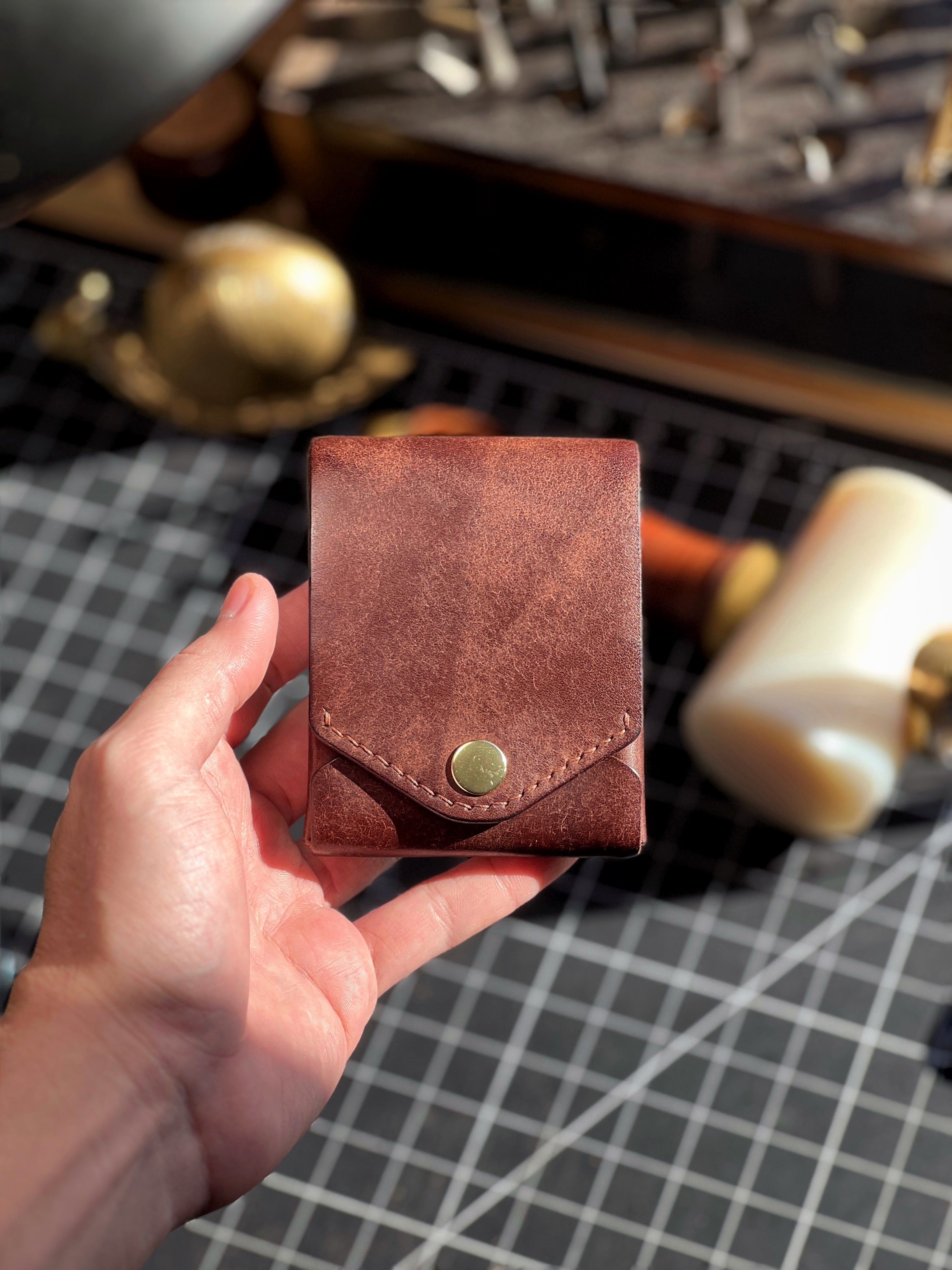 Slim Bifold Leather Wallet with Built-In Pen Holder – Vegetable-Tanned Cowhide Card Case for Men & Women | Thomler