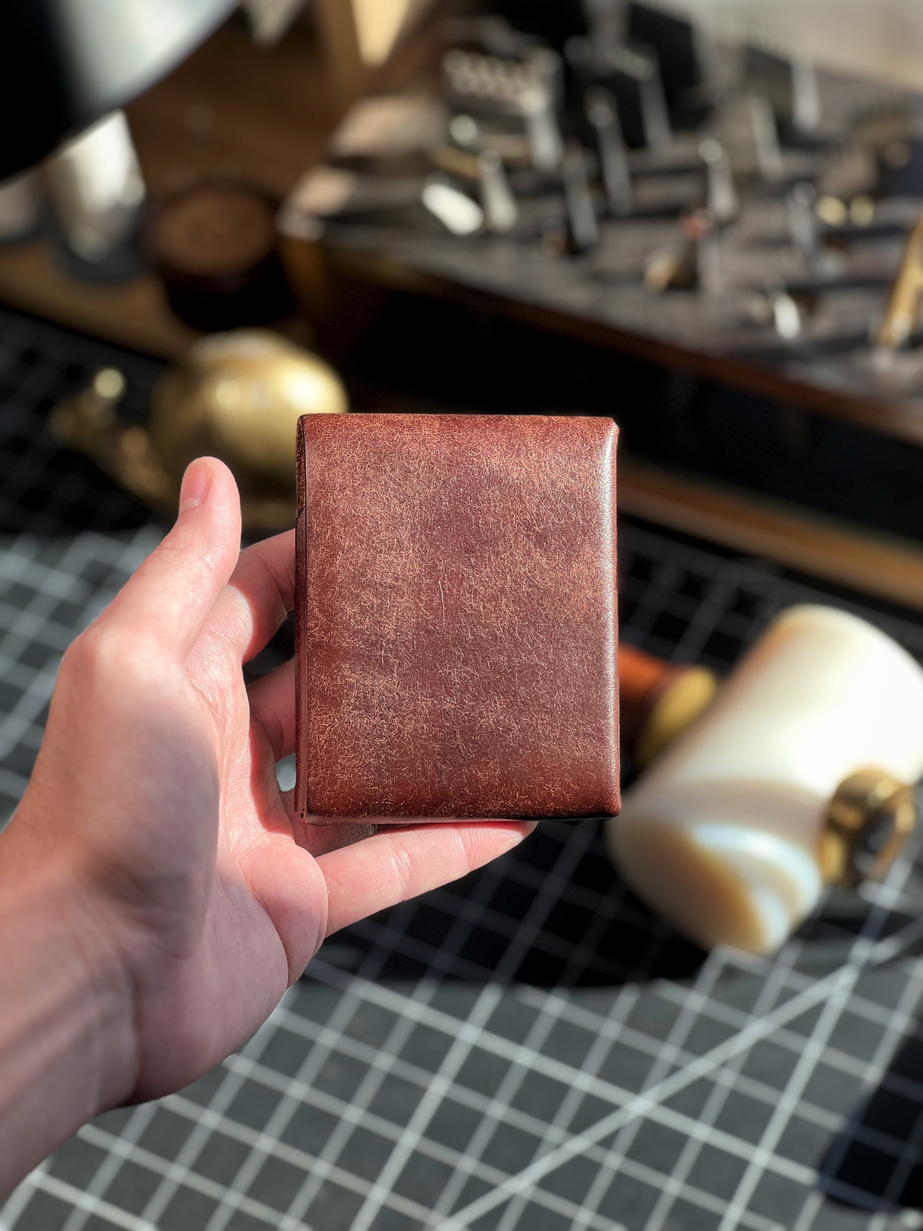 Slim Bifold Leather Wallet with Built-In Pen Holder – Vegetable-Tanned Cowhide Card Case for Men & Women | Thomler