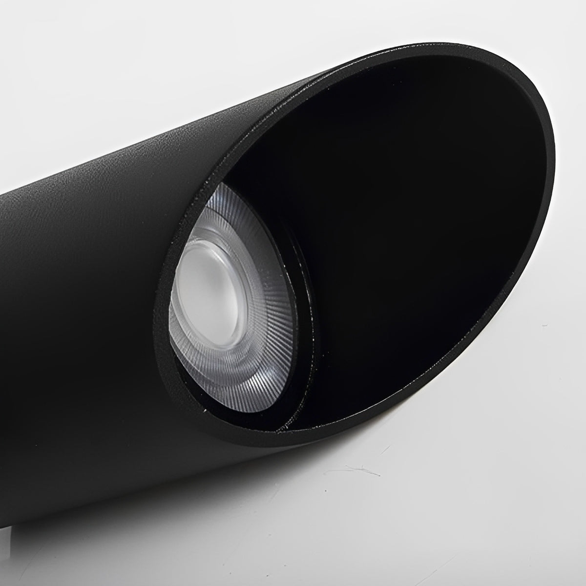 Weather-Resistant LED Outdoor Spotlight for Landscaping, Pathways & Driveways – Available in Solar or Wired | Thomler