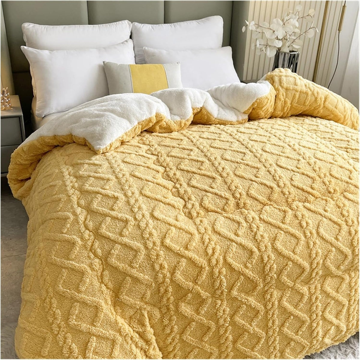 Reversible Quilted Sherpa Throw – Dual-Sided Fleece Blanket with Geometric Design for Couch, Bed & Living Room | Thomler